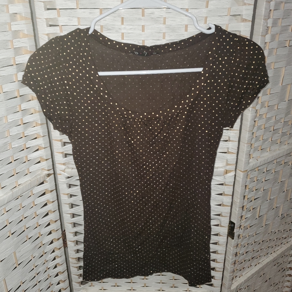 5 7 9 gold and brown pilka dot top